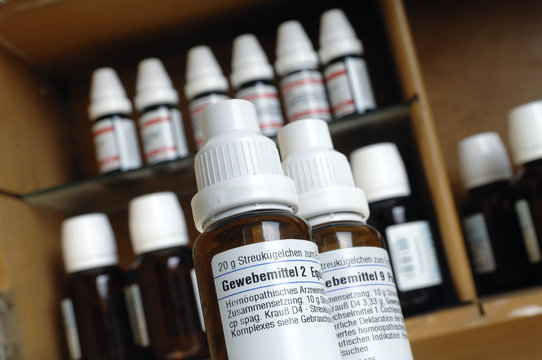 Alter Arzneischrank mit Globuli und Sch&uuml;ssler Salzen