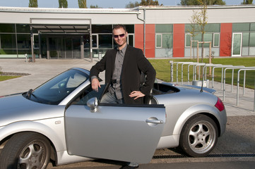 Erfolgreicher Geschäftsmann im Cabrio
