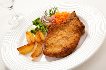 Grilled meat with chips and vegetables