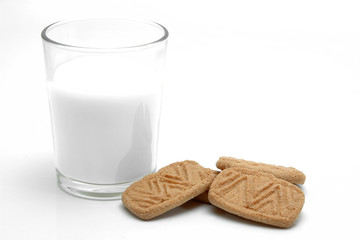 Vaso de leche con galletas