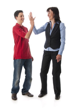 Mutter und Sohn freuen sich, abklatschen