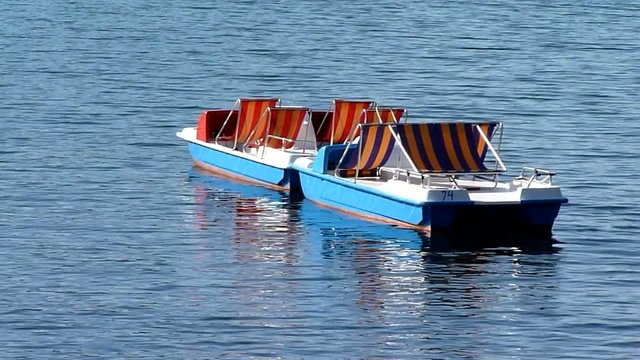 Tretboote auf dem See - Holidays Concept