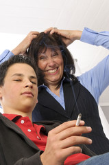 Mutter schimpft weil der Sohn raucht