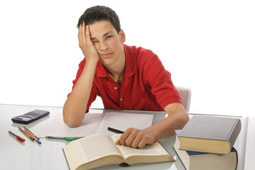 Schüler sitzt erschöpft am Schreibtisch
