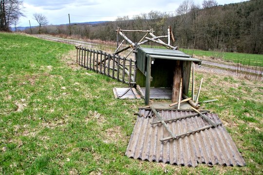 Vom Sturm umgeworfener Hochsitz