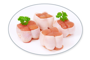 quatre paupiettes de dinde crues  sur assiette