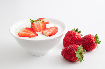 Nachtisch mit frischen Erdbeeren