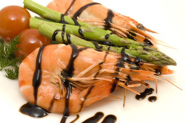 shrimps and asparagus
