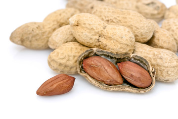 Cacahuètes sur fond blanc