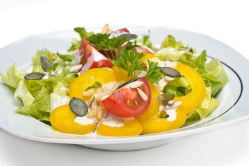 Salat mit Paprika und Kürbiskernen