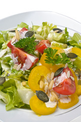 Salat mit Paprika und Kürbiskernen