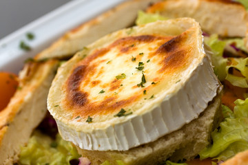 Rocky Mountain-Salat mit Chicken und überbackenem Käse