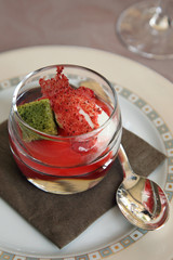 Verrine : Fraises et son coulis, cake menthe et sorbet citron
