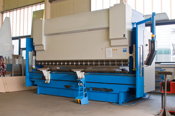 Pressa industriale piega lamiere