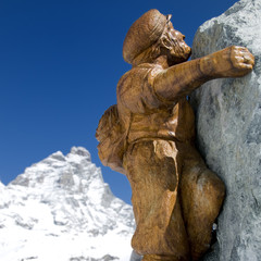 Finto scalatore con Monte Cervino in sfondo