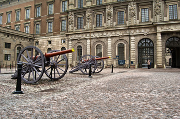 Fototapeta na wymiar Szwedzkie pistolety Straży i flagi na placu królewskim