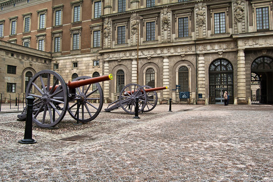 Garde suédoise, canons et drapeau sur la place royale