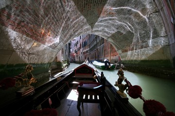 Gondole sous un pont de Venise