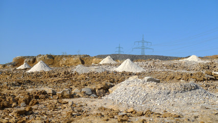 Strommasten hinter Steinbruch