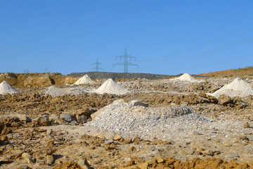 Strommasten hinter Steinbruch