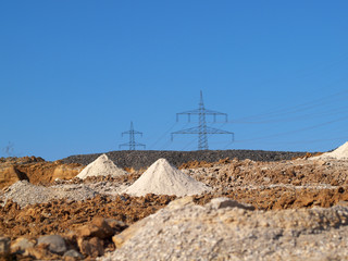 Strommasten hinter Steinbruch