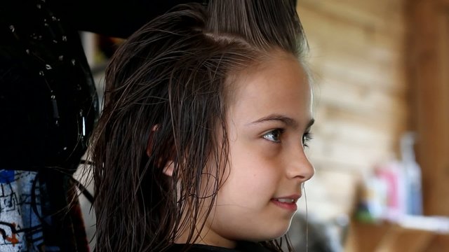 coupe de cheveux chez la coiffeuse