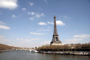 Fototapeta premium Paris, Quai, Seine et Tour Eiffel