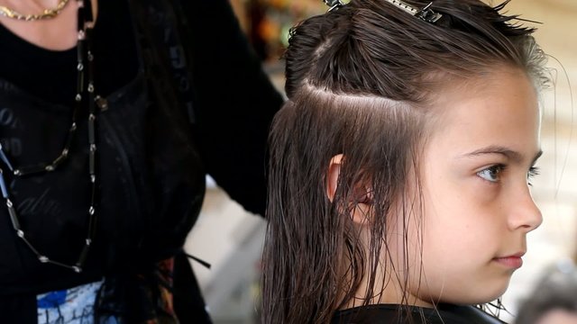 relever les cheveux pour la coupe et sourire