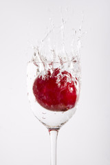 splash de agua en copa con ciruela