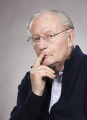 Alter Mann überlegt sich etwas