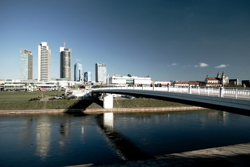 Obraz premium A bridge, river, skyscrapers