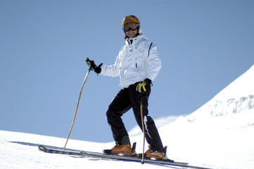 Fototapeta na wymiar Pili en Sierra Nevada esquiando 008