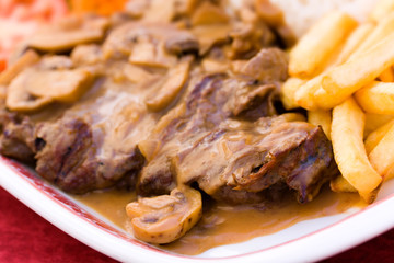 Rumpsteak-Roastbeef mit Champignons,Pommes Frites,grünem Salat