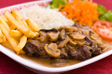 Rumpsteak-Roastbeef mit Champignons,Pommes Frites,grünem Salat