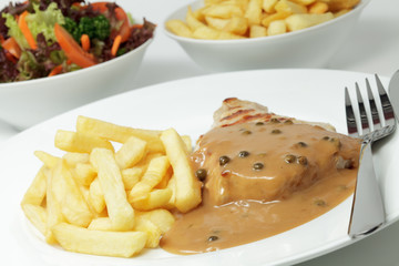 Schweinesteak mit Pfeffersoße