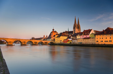 Langzeitbelichtung der Skyline der Altstadt von Regensburg mit Donau, Steinerner Brücke und Dom