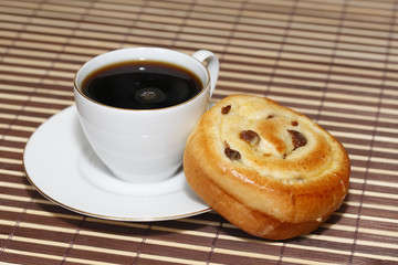 café et pain aux raisins