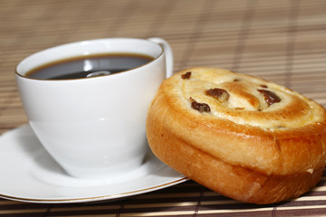 café et pain aux raisins