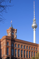 Berliner Rathaus mit Fernsehturm
