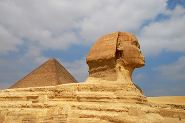 Pyramide im Hintergrund