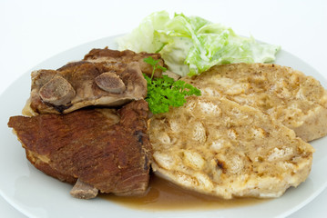 Rippchen mit Serviettenkloß und Salat