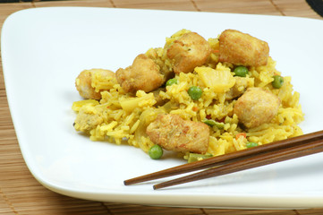 gegrillte Paprikastreifen auf Curryreis