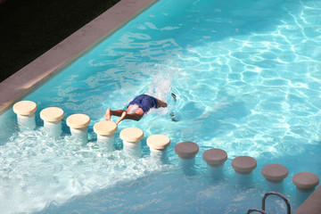 Sprung in Pool © raike_99