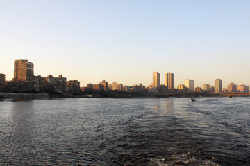 Fototapeta na wymiar Zachód Kair od rzeki Nil mostu