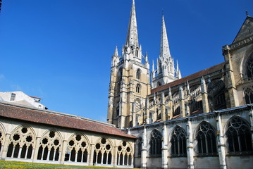 Cloitre et cathédrale à Bayonne