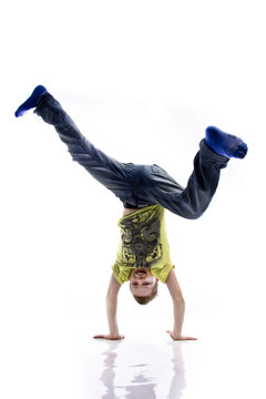 junge macht Kopfstand wd651