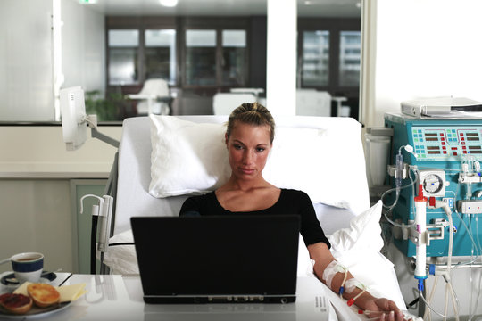 Patientin im Krankenbett