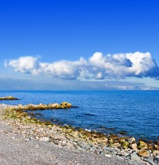 Fototapeta na wymiar kamienie na brzegu morza