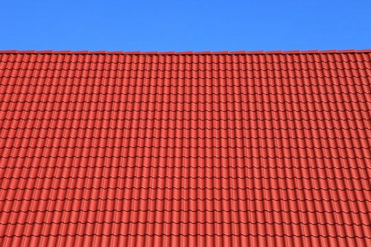 Neubau Dachstuhl Dachfannen rote Dachziegel