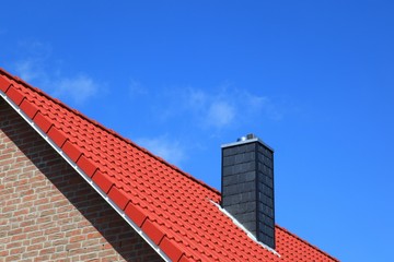 Neubau Schornstein Dachstuhl rote Dachziegel